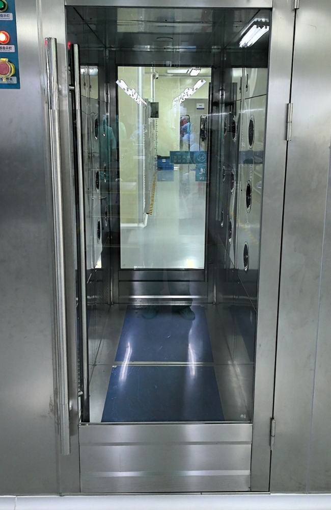 Cleanroom air shower